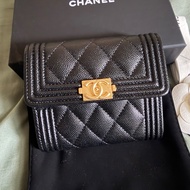 CHANEL BOY牛皮短夾金扣