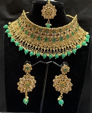 EVINCO JEWELRY GOLD PLATED KUNDAN STONE AND BEADS CHOKER NECKLACE SET WITH MAANG TIKKA