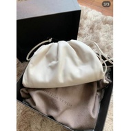 BOTTEGA VENETA BUTTER calfskin POUCH 20 clutch cloud bag dumpling bag white messenger bag 585852 spot