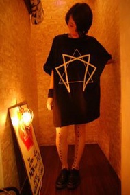 二手～轉賣Groovy store三角線條長版Tee