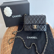 二手CHANEL黑色小羊皮菱格紋淡金扣20cm Mini COCO口蓋包A69900