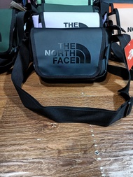 กระเป๋าสะพายข้าง กระเป๋าสำหรับผู้หญิง เเละ ผู้ชาย กระเป๋าTHE NORTH Face กระเป๋ากันน้ำได้ มีลายสี  ขนาดกระเป๋า 8นิ้ว (The North Face Bag for man and woman) กระเป๋ากันน้ำได้อย่างดี ขนาด8นิ้ว