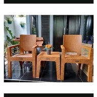 [NAPOLLY] Kursi senderan - kursi plastik - kursi santai ROTAN 1 Set Kursi Napolly Motif Rotan Coklat 1 set terdiri dari (2 kursi 1 meja)