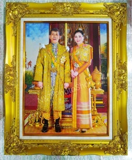 ภาพรัชกาลที่10 คู่พระราชินี พร้อมกรอบหลุยส์ ขนาดรวมกรอบวัดจากขอบนอก 21×26นิ้ว ราคาถูก กรอบ กรอบรูป กรอบใส่รูปภาพ กรอบรูปติดผนัง