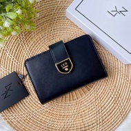 กระเป๋าสตางค์ใบกลาง LYN งานแท้Outlet  คอลเลคชั่นใหม่  ขนาด 5.5 นิ้ว (ใบกลาง) มี 4 สี : ดำ / ม่วง / แ
