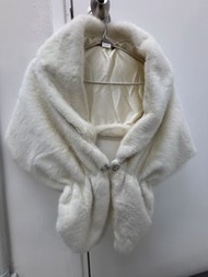 白色毛毛披肩，附有閃石扣（新娘姊妹裙/媽媽奶奶衫/晚禮服飲宴舞會用）