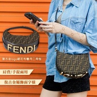 Fendi 展示品 Mini Graphy 復古金logo緹花布彎月二用包(8BS081-咖)