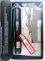 帳號內物品可併單限時大特價    GREEN Laser Pointer 303滿天星蓋黑色鋁合金激光雷射筆附贈18650電池4800mah+充電器 專業級雷射筆戶外教學筆大功率電力持久綠光鐳射筆全配高功率逗貓娛樂