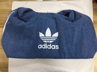 adidas originals 三葉草 ALWAYS ORIGINAL DENIM經典牛仔 logo吊飾 大容量雲朵包