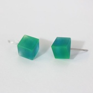 十七歲 / 樹脂耳環 / 藍綠 螢光綠 霧面 / 單隻【冰晶方塊】