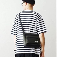 日本預訂 the north face logo pouch 防水料 斜咩袋