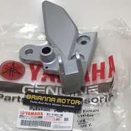 ORIGINAL YAMAHA VIXION RIGHT FOOT STEP BRACKET 3C1 F7462 00