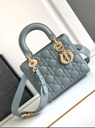 Dior Lady 四格戴妃 岩石灰 羊皮 +徽章任選5顆  \參考價請以實時價格為準/