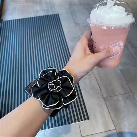 Luxury Rhombus Black Phone Case with Rose Wristband Strap for Motorola Razr50 Razr 50 Ultra 70ultra