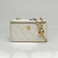 CHANEL 長盒子化妝包白色羊皮金扣金球調節扣晶片肩背包