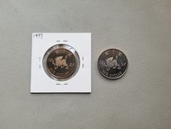 1997年香港回歸版一元硬幣，精裝及平裝各一個
