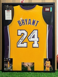 Kobe Bryant Signed Basketball Jersey กรอบ High-End Sports Memorabilia ของขวัญตกแต่งสําหรับชาย