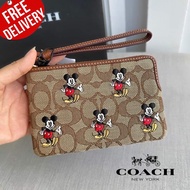 กระเป๋าสตางค์ Disney X Coach Corner Zip Wristlet In Signature Jacquard With Mickey Mouse Print