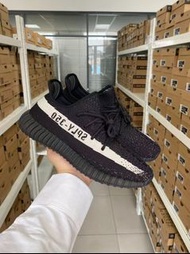 👋🏻客訂到貨實拍👋🏻Yeezy Boost 350 黑白 貨號 FV5304 全黑鞋面 + 生膠外底 麂皮網眼拼接 3M 反光 尺碼 36-45 齊全