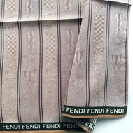 Fendi 經典緹花織物，以獎牌與絲帶圖騰為靈感，18 x 18 英吋，復古絲巾