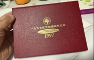 香港1997年回歸紀念精鑄錢幣套裝，原裝盒，內含7枚硬幣，幣面光亮，細節清楚，保存好好，整體成色幾乎全新。