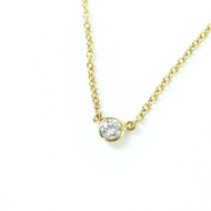 TIFFANY & Co.) Elsa Peretti Diamonds by the Yard 系列單鑽吊墜，18K 金材質，鑲嵌 0.05 克拉鑽石，品相極佳。鑽石直徑約 3.5 毫米，項鍊長 4