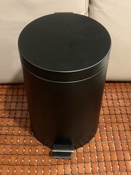 黑色腳踏式垃圾桶