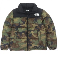 極佳狀態的北面 (THE NORTH FACE) Novelty Nuptse 迷彩羽絨外套 (ND92336)，帶帽，刺繡logo，拉鍊口袋設計。卡其色和黑色羽絨服，M碼。正品。