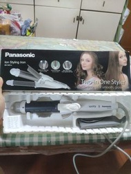 新淨 Panasonic 樂聲EH-1575/W 「護髮雙負離子」蒸氣美髮造型夾

Ion styling iron