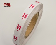 ป้ายไซส์ ป้ายพิมพ์ ป้ายตัวเลข ป้ายติดคอเสื้อ พื้นสีขาว ตัวเลขสีแดง มีตั้งแต่Size 0123456789101112131