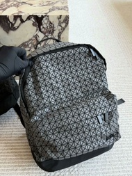 🔥清庫存｜超低價走貨|BAO BAO ISSEY MIYAKE 低調高級啞光灰幾何菱格大容量雙肩背包|