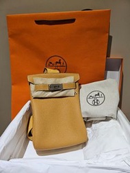 [全新台灣專櫃] HERMES 愛馬仕 HAC A DOS PM 沙漠金小背包。盒單齊全。紙袋緞帶齊全。