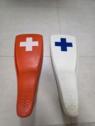 GULL MEW 硬式潛水蛙鞋，XL 尺寸。顏色為白/藍1隻 及 橙/白1隻，有十字標誌