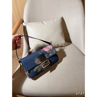 Fendi Presbyopic Baguette Baguette Baguette Baguette Bag Underarm Bag Size: 26 x 14 x 5