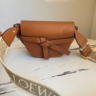 gate Loewe 這麼新 mini 我最便宜 斜背包