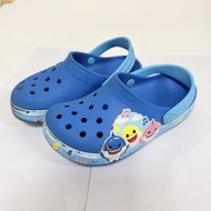 C11 crocs 4歲 5歲 6歲 童裝 洞洞鞋 小童 小朋友 游水 游泳 沙灘 拖鞋 涼鞋 鞋子 防水 男 男童 男仔 藍 藍色 babyshark baby shark blue  c 11 1