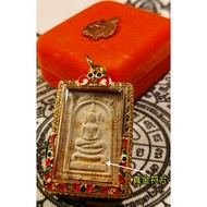 聖水崇迪佛
（Phra Somdej ChaeNaMon）



佛历2537（1994年）



Wat Banrai - 龍婆坤聖僧

㊙️ 泰国国宝级聖僧，泰国活财僧

这是龍婆坤大师庆祝72岁