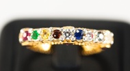 (R169 ชื่อแบบ “แววมยุรา”) : แหวนทองทรงแถวเรียงประดับพลอยนพเก้าและทับทิม (Ruby)