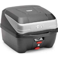 Genuine Givi B32N Bold Rear Tank 32 Liters - Waterproof, Fits 1 Fullface Hat, 2 Years