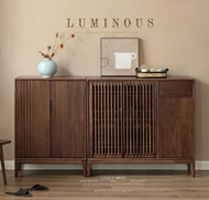 全實木中古Vintage日式和風胡桃木色大容量超長鞋櫃組合,玄關櫃 超薄設計,將門設計成通透的欄構栅,透氣性好,還可以隐藏內部的鞋. 櫃打開共有五層置鞋空間,每層的層板都可以調節高度.設計十分人性化.