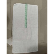 White towel measuring 60 x 30 cm