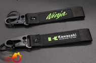 ราคาต่อ 1 เส้น ในภาพคือหน้าหลัง พวงกุญแจผ้า คาวาซากิ นินจา Keychain Kawasaki Ninja keychain kain jahitan logo patch z800 z650 z250 z100 zx-25r