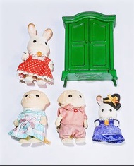🐰 18-10-2024年 貨品更新 🐰
中古絕版:Sylvania Families 🌳森林家族🌳 木製 衣櫃連衣架，1987年出品，95%新(見圖) ＆ 拉不拉多 朱古力🐰兔姐姐🐰 公仔，新舊如圖