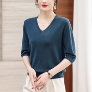 Korean Fashion New V-neck T-shirt with Loose and Slimming Sleeves, Knitted Solid Color Top