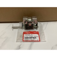 Cụm gài chốt khoá yên xe Dream chính hãng Honda (77230-GN5-730)