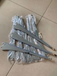 層架三角鐵，有鈎，也可放玻璃，防滑