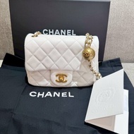 CHANEL 金球白色方胖晶片款