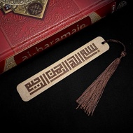 Penanda Al-Quran dengan tulisan kaligrafi "Bismillah"