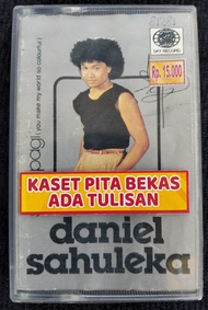kaset pita bekas Daniel Sahuleka pagi