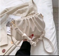 Tas Wanita Selempang Bahu Wanita Bahan PU Leather  Memiliki 1 Ruang Utama  Ukuran 22 x 7x13  Dalaman